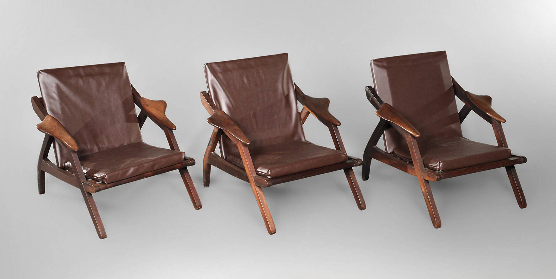 Drei kleine Armlehnstühle