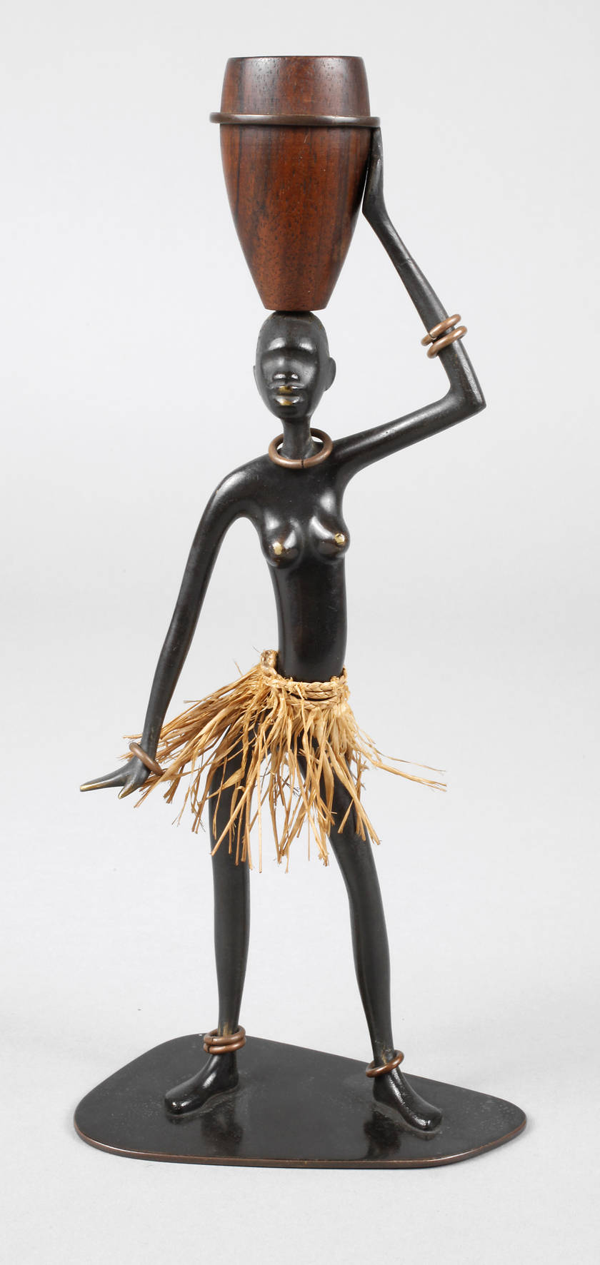 Richard Rohatsch Afrikanerin als Kerzenleuchter