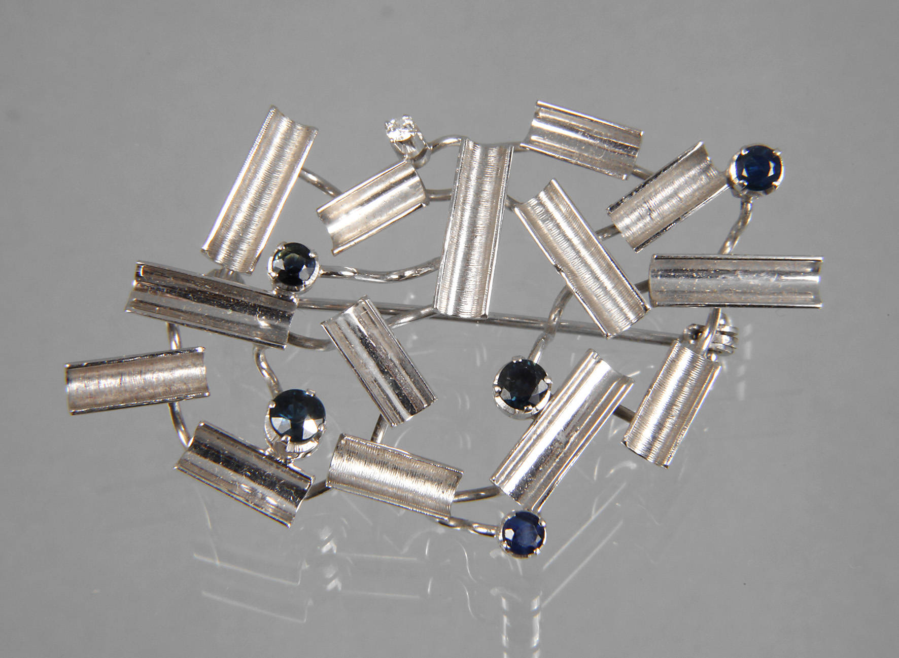 Brosche mit Saphiren und Brillant