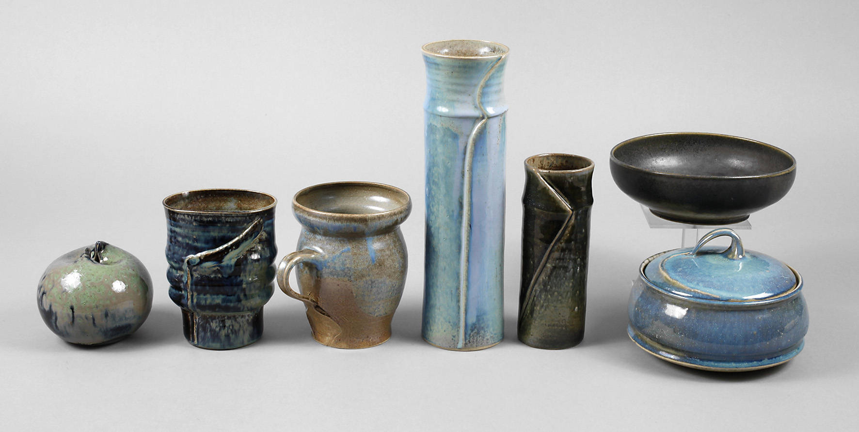Sieben moderne Keramiken