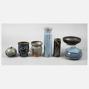 Sieben moderne Keramiken