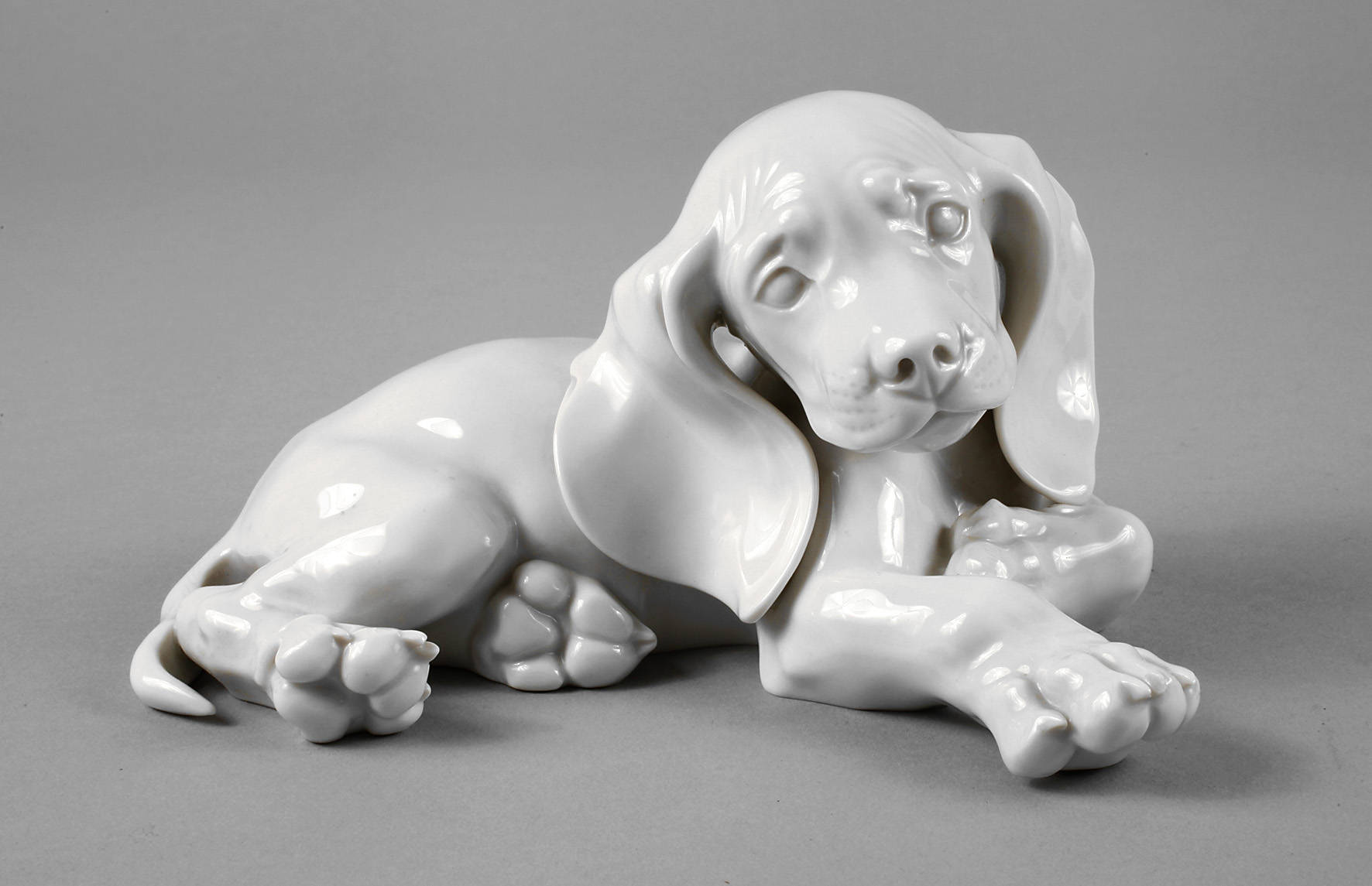 Allach ”Liegender junger Dackel”