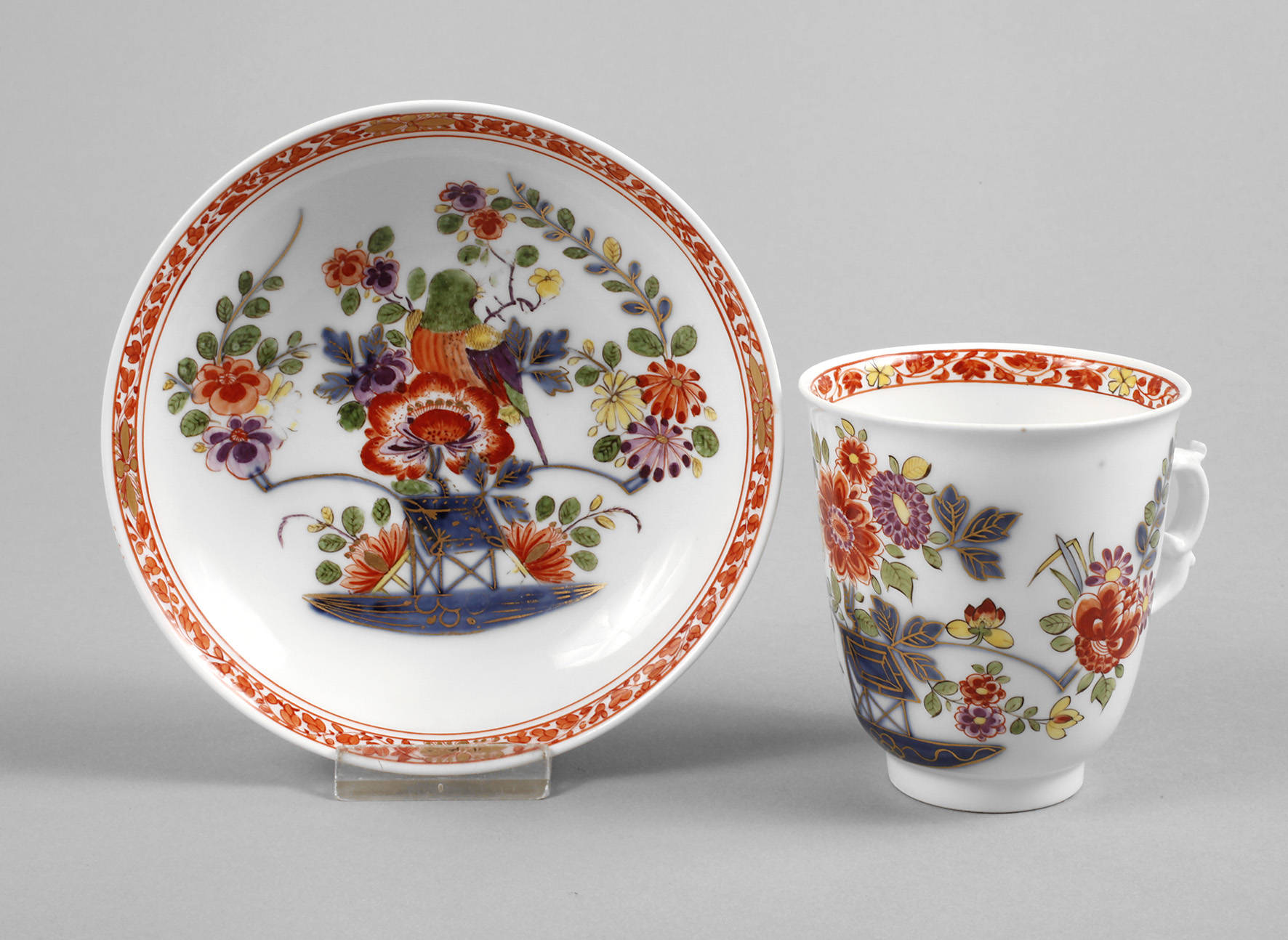 Meissen Bechertasse und Untertasse Kakiemondekor