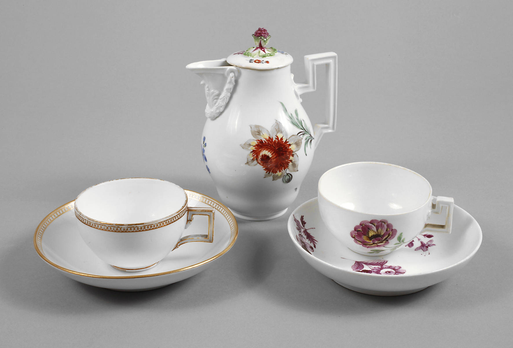 Meissen Kännchen und zwei Tassen Klassizismus
