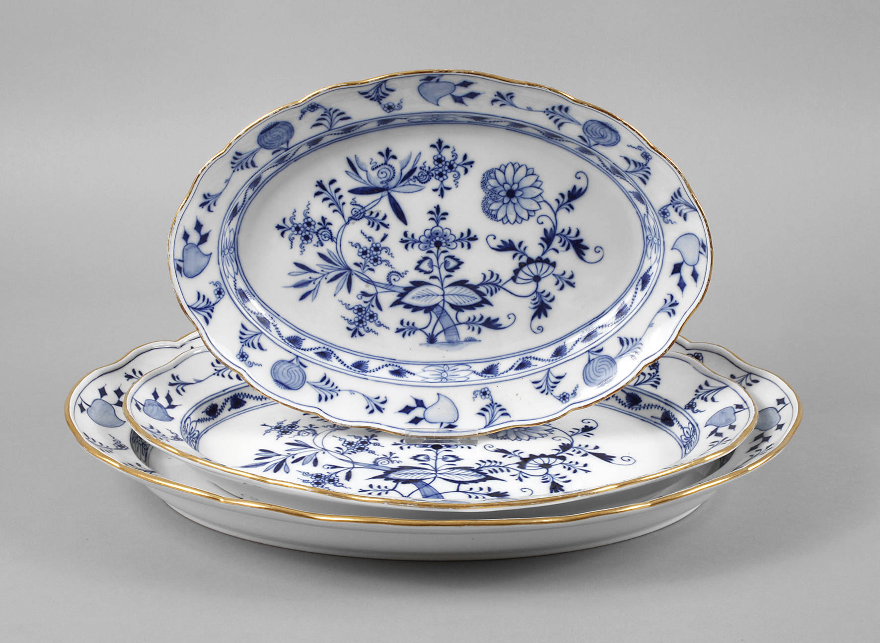 Meissen drei große Vorlegeplatten ”Zwiebelmuster”