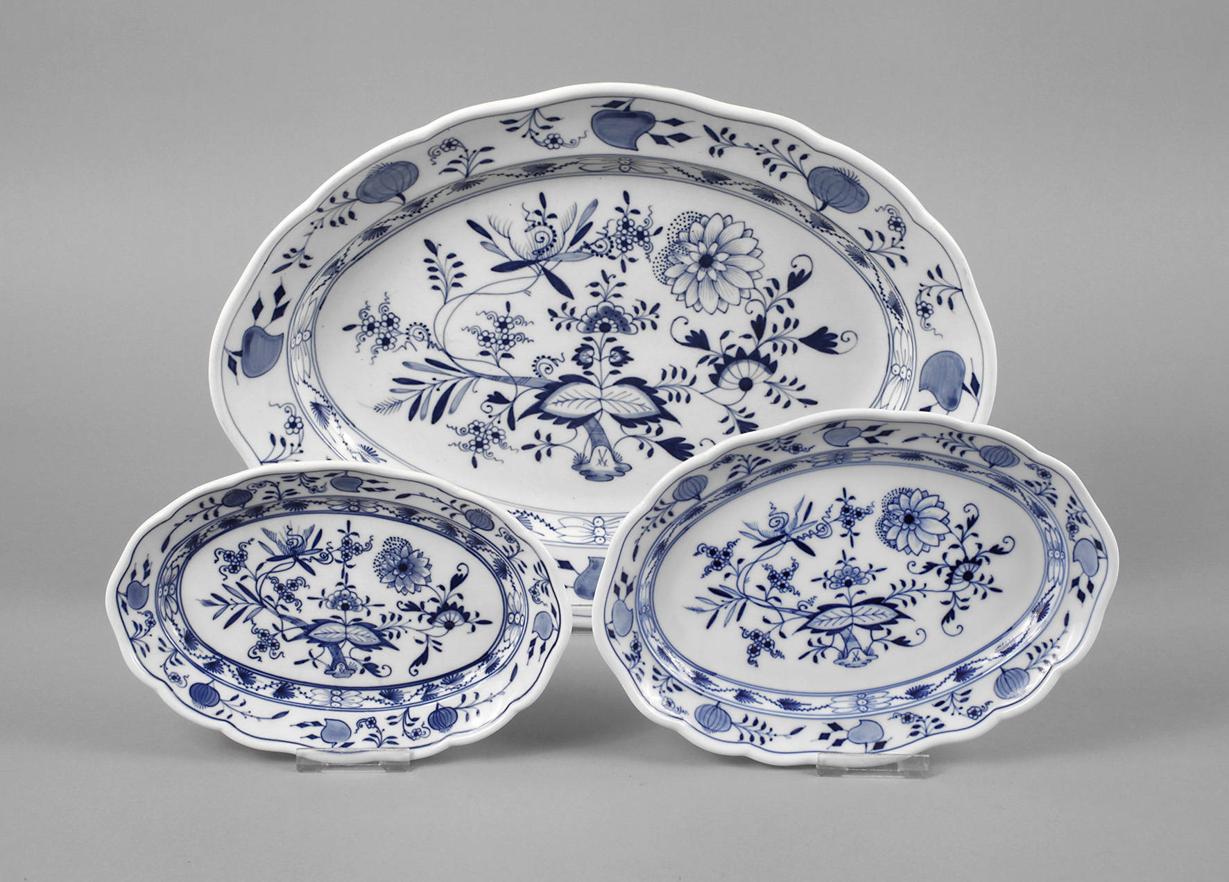 Meissen drei Vorlegeplatten ”Zwiebelmuster”