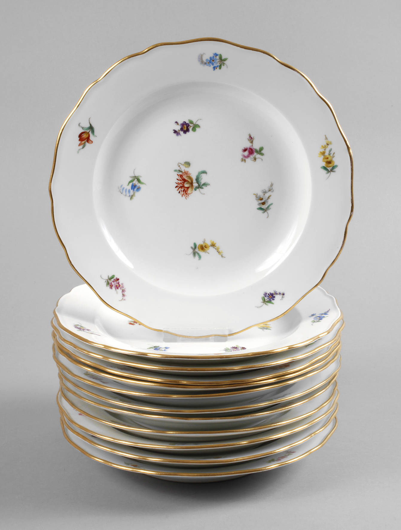 Meissen zwölf Speiseteller ”Gestreute Blümchen”