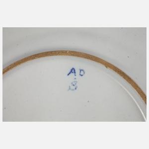 Fayenceteller mit Blütenmotiv