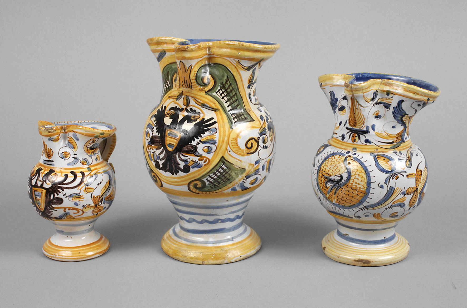 Drei Weinkrüge Majolika