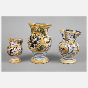 Drei Weinkrüge Majolika