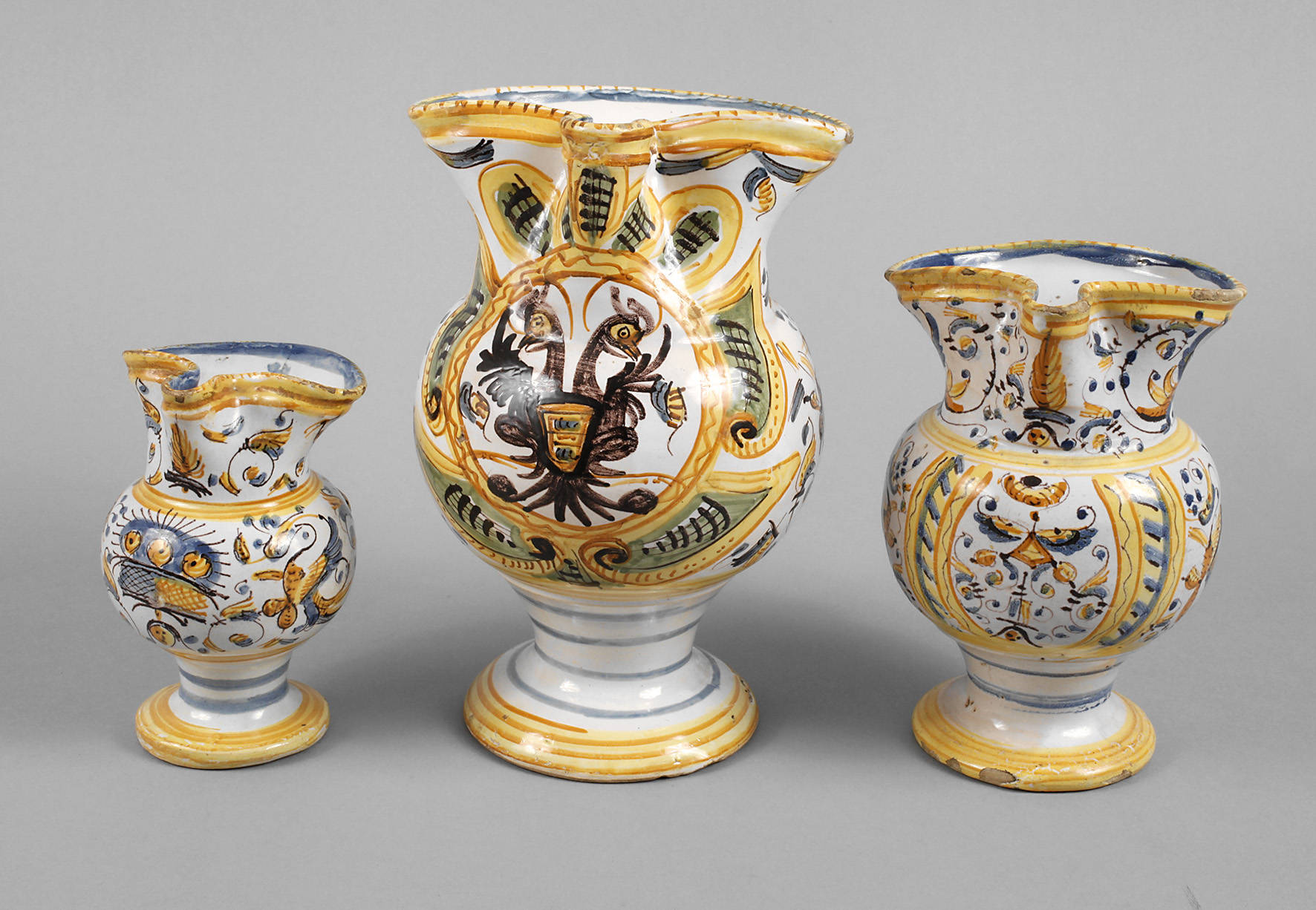 Drei Weinkrüge Majolika