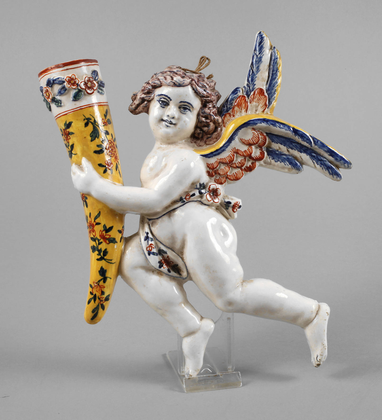 Fayenceengel mit Wandvase