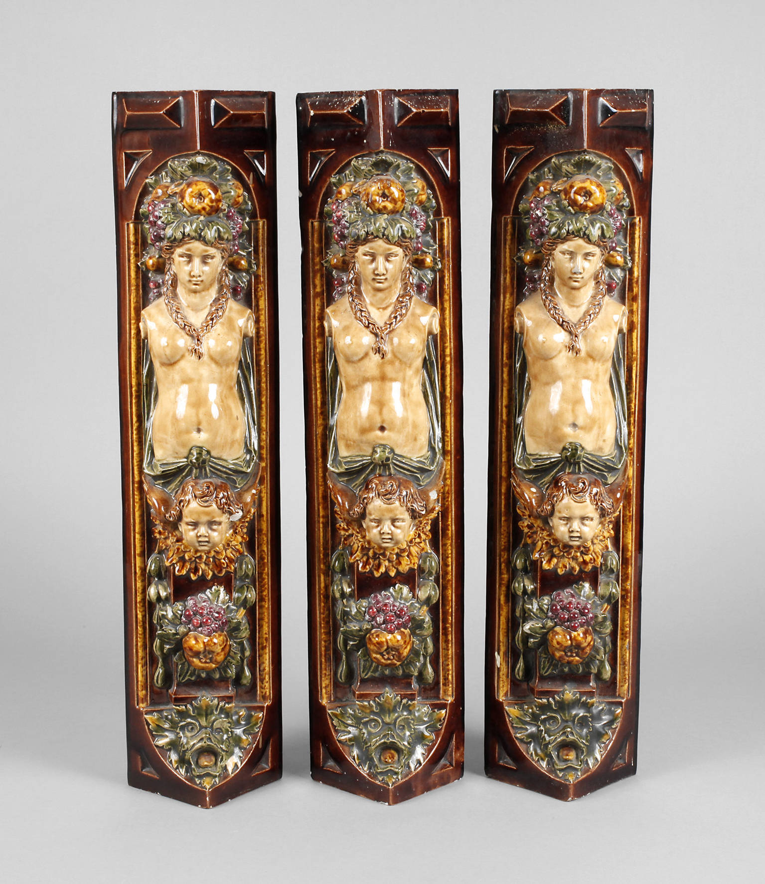 Drei Ecklisenen eines Ofens