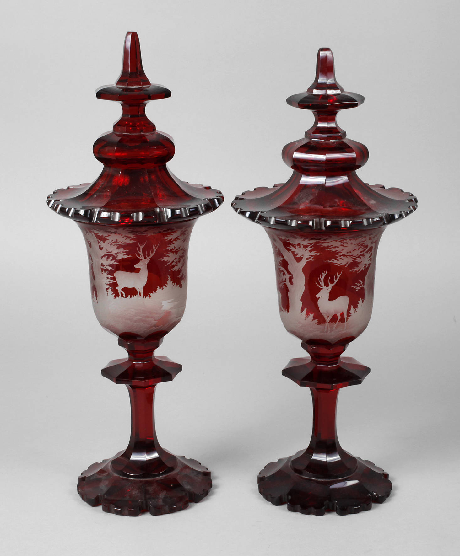 Paar große jagdliche Deckelpokale