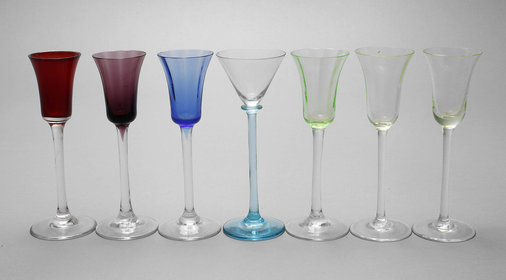 Sieben Likörgläser