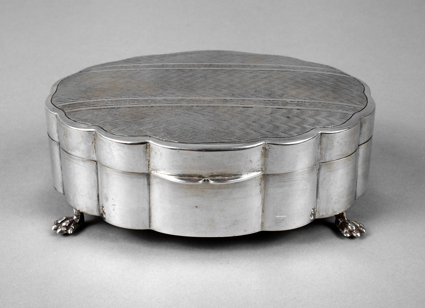 Silberdose auf Tatzenfüßen