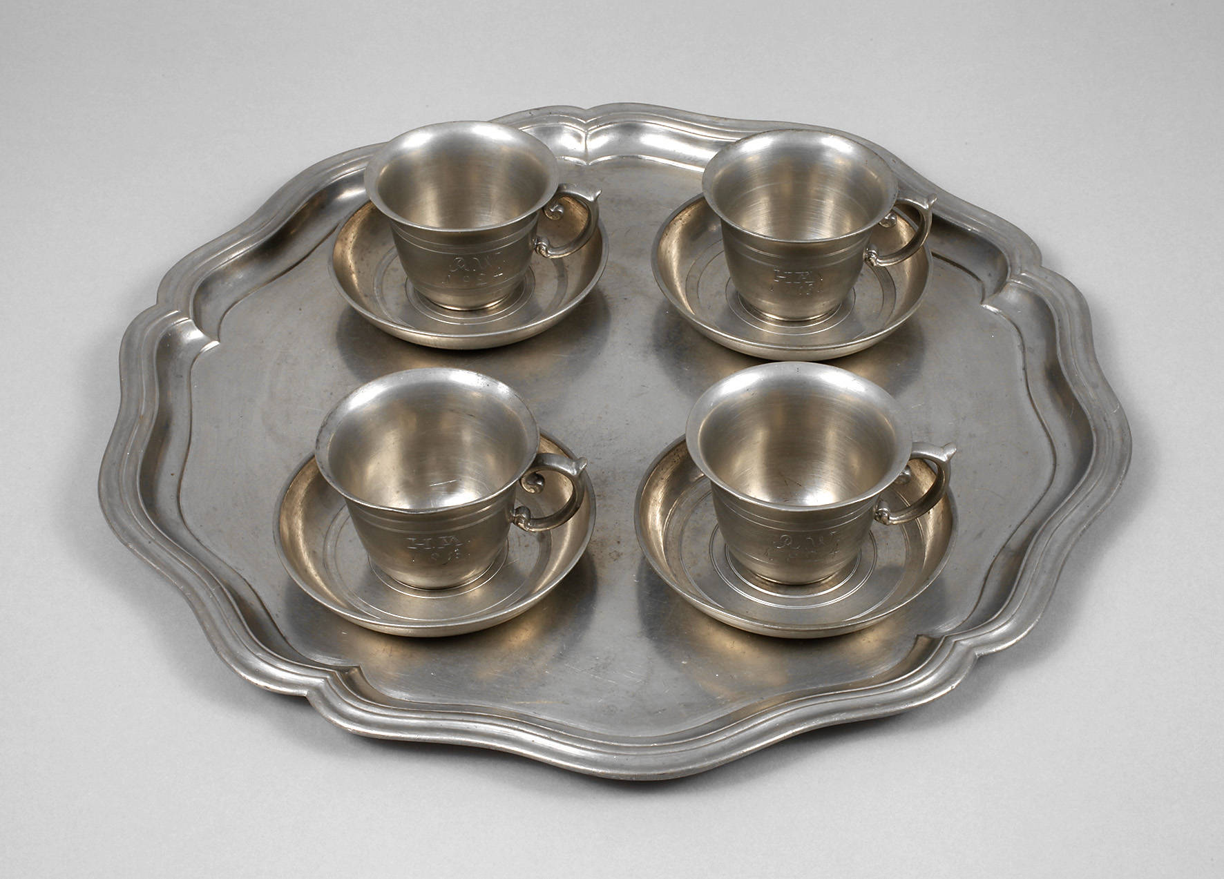 Zinn vier Kaffeetassen mit Tablett