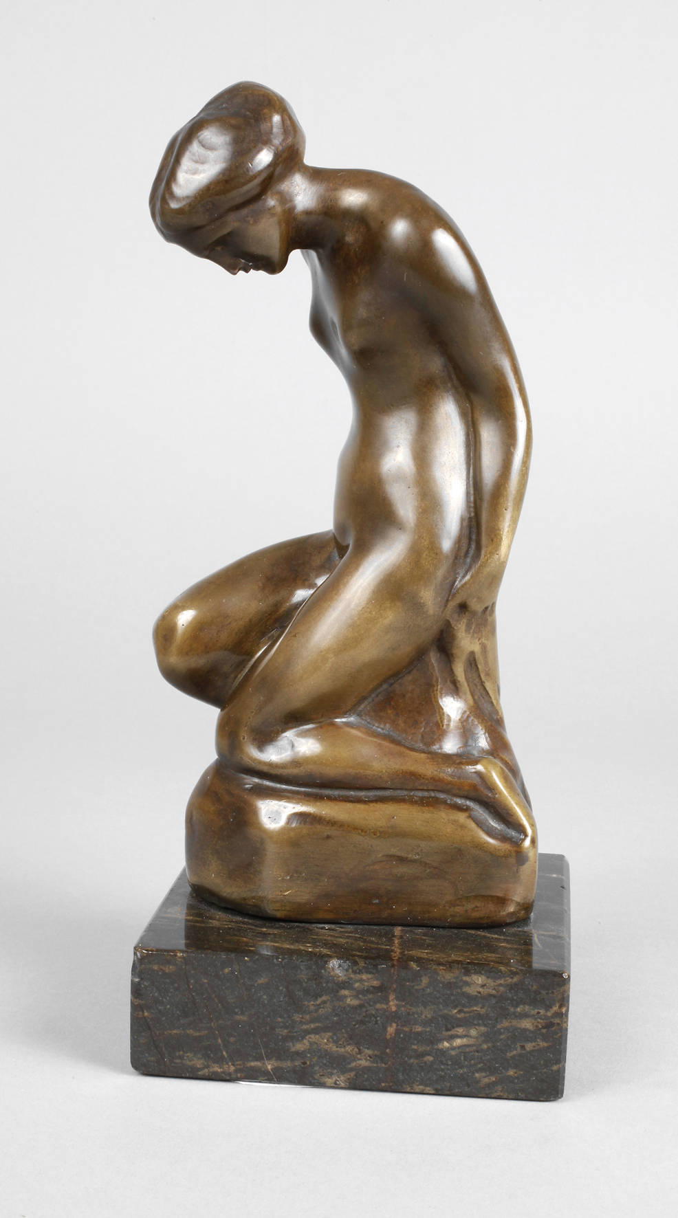 Kurt Kluge attr., Kniende