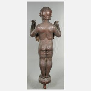Brunnenfigur Putto mit Blütenkranz