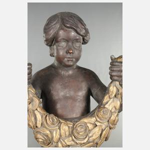 Brunnenfigur Putto mit Blütenkranz