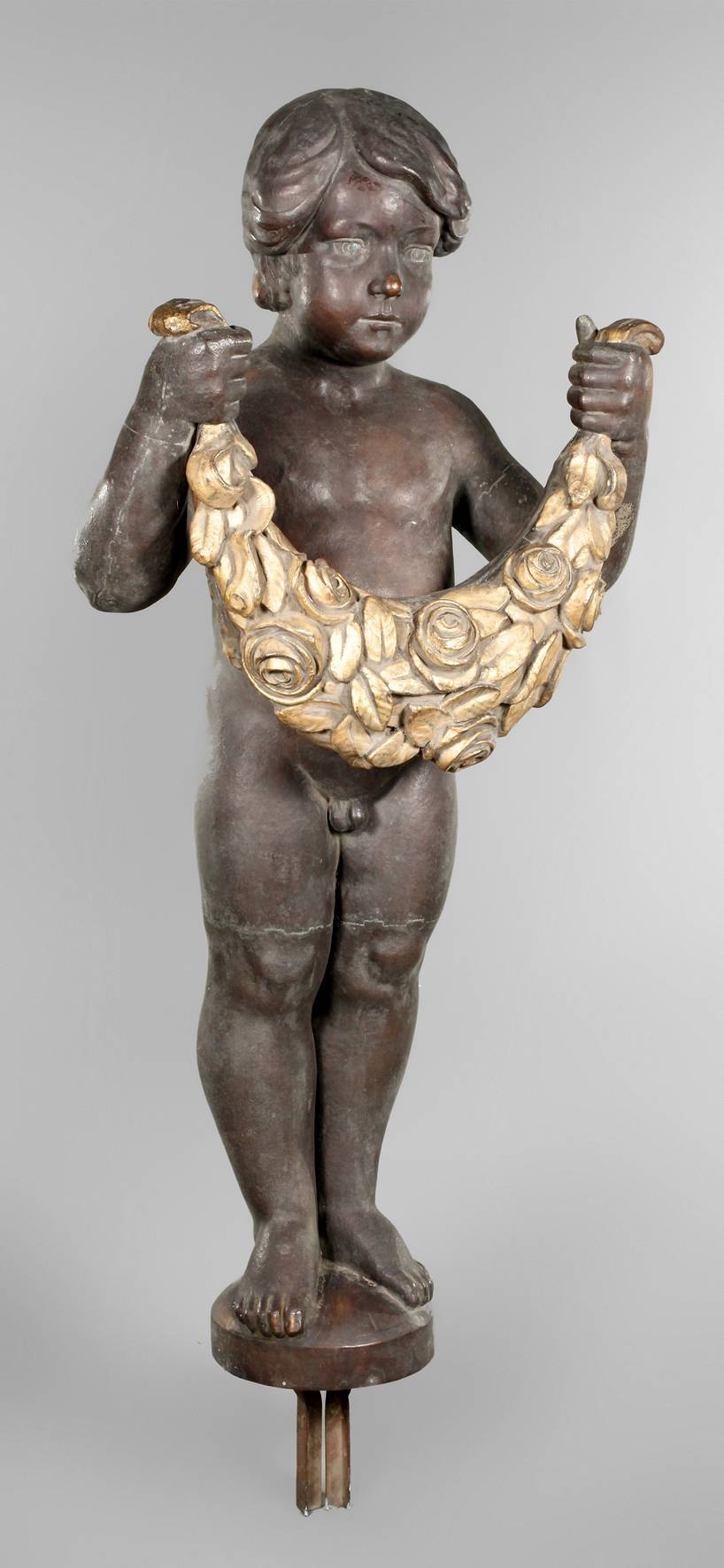 Brunnenfigur Putto mit Blütenkranz