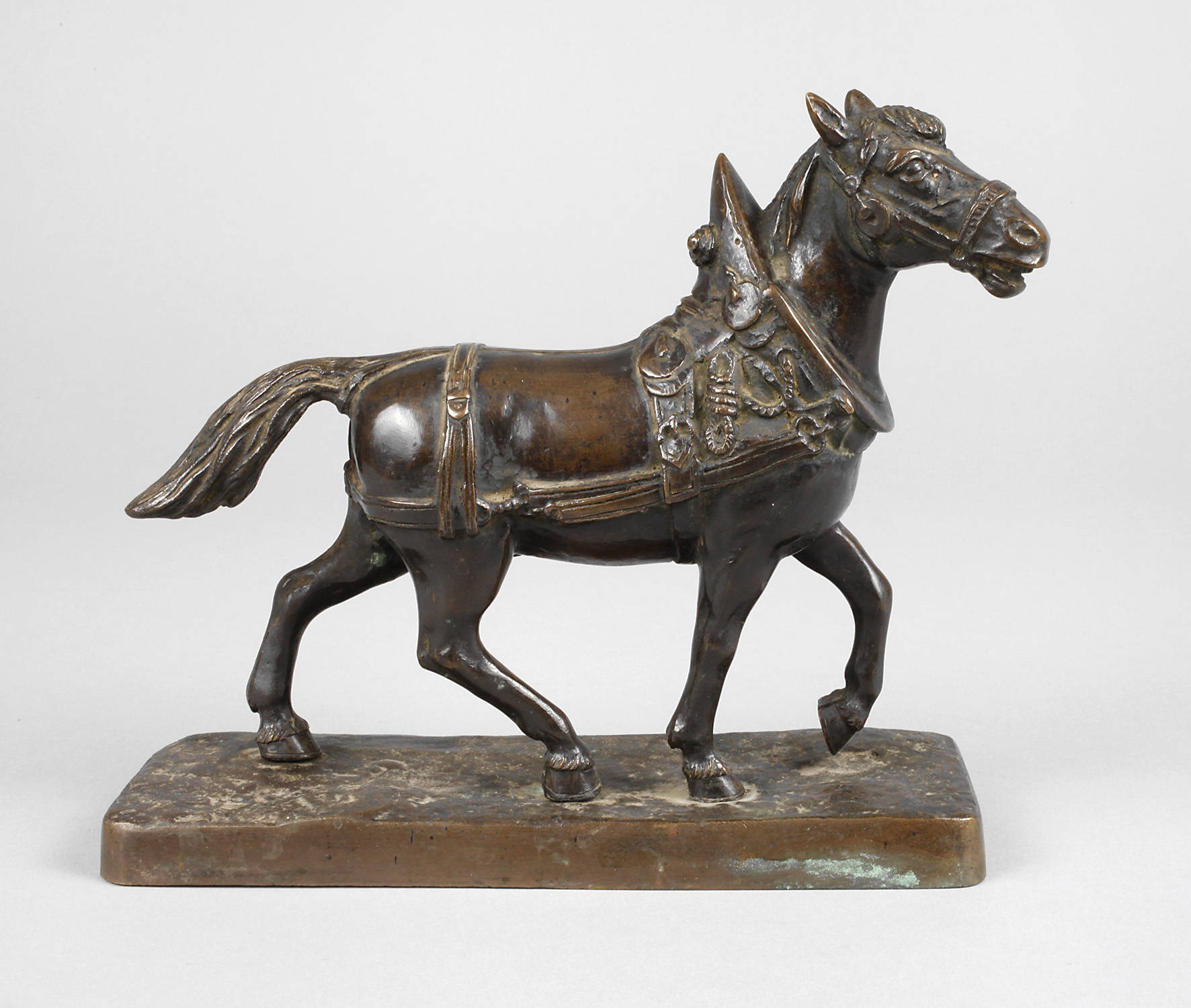 Bronze Pferd in alpenländischer Anspannung