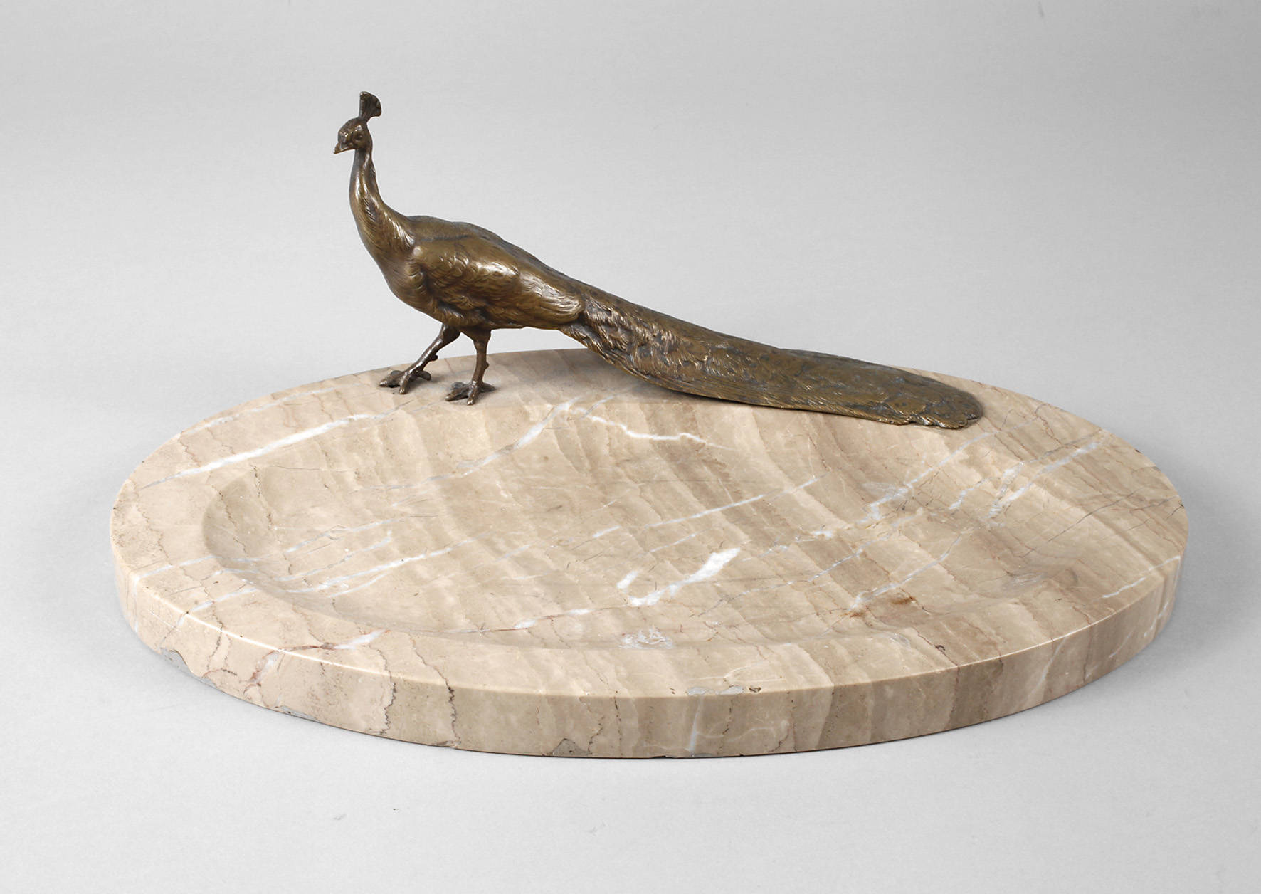 Pfauenbronze auf Visitenkartenschale