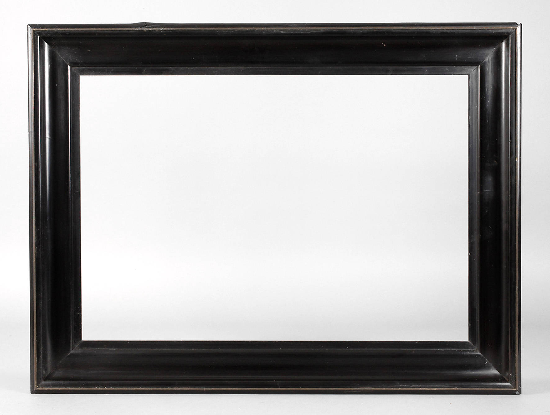 Breite Lackleiste mit Messingeinlage