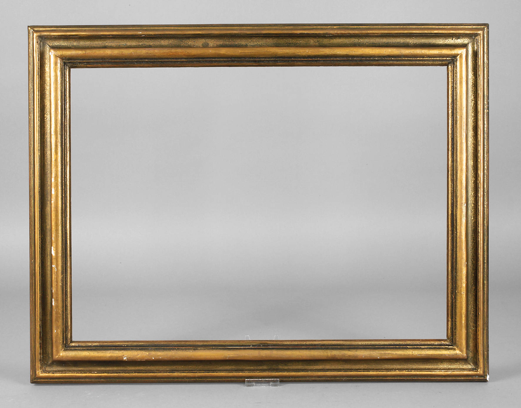 Goldbronzierte und grün gefasste Leiste