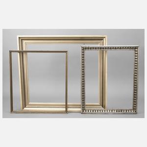 Drei versilberte Leisten