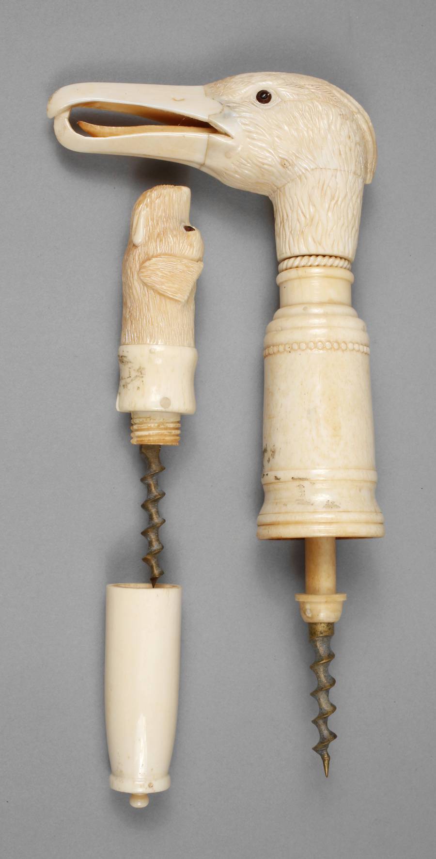 Zwei Korkenzieher Bein