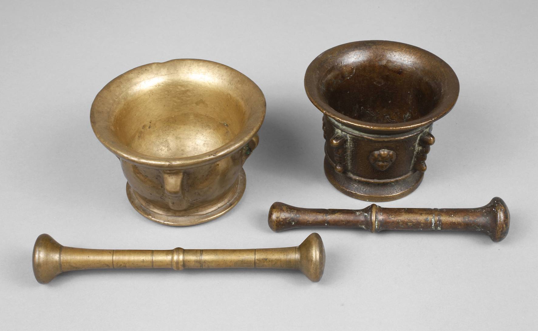 Zwei Mörser mit Pistill