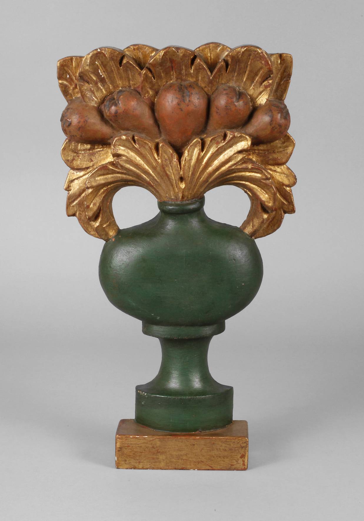 Geschnitzte Wandapplike