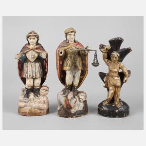 Drei geschnitzte Heiligenfiguren