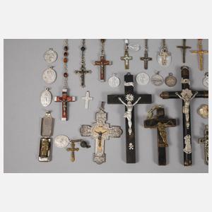 Konvolut Rosenkränze und Pilgerandenken