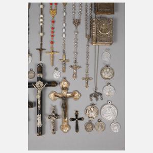 Konvolut Rosenkränze und Pilgerandenken