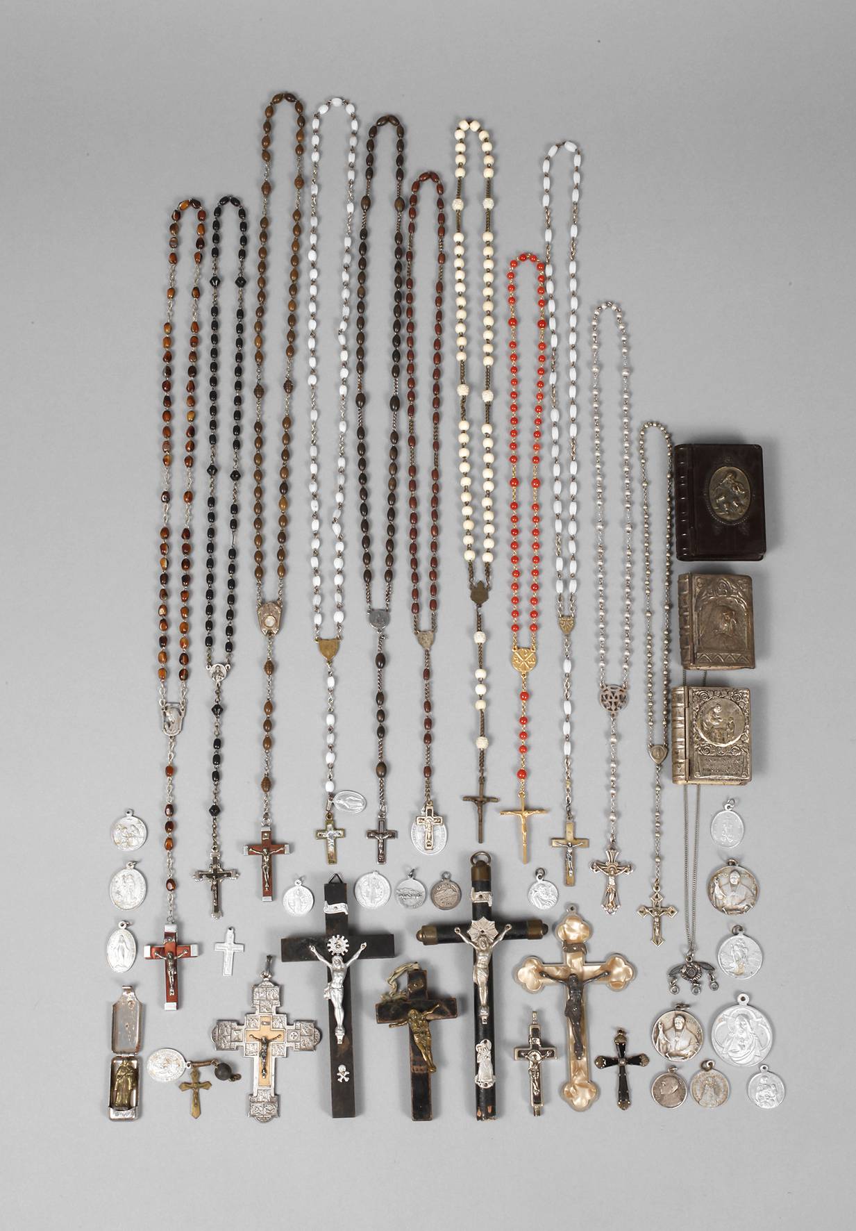 Konvolut Rosenkränze und Pilgerandenken