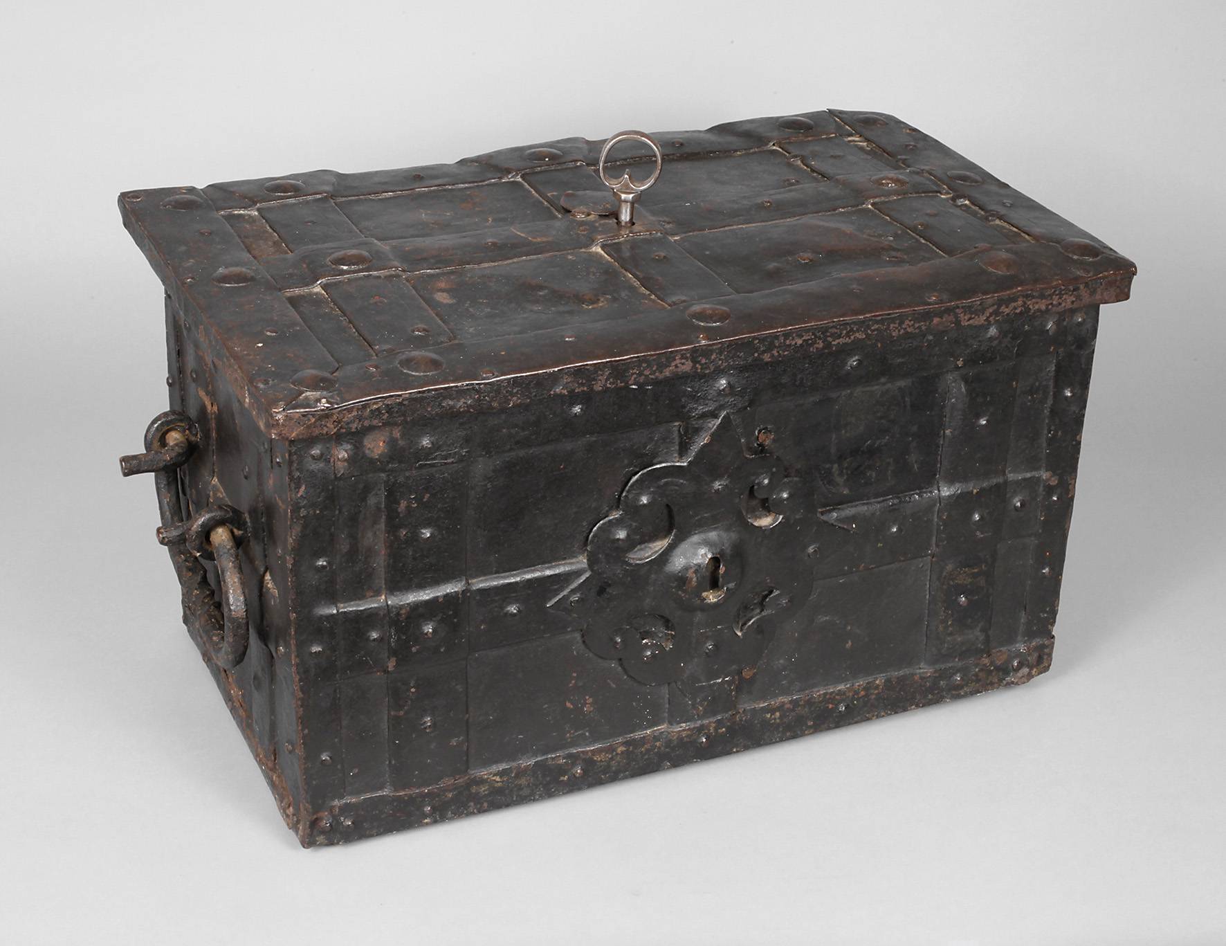 Kleine Eisentruhe
