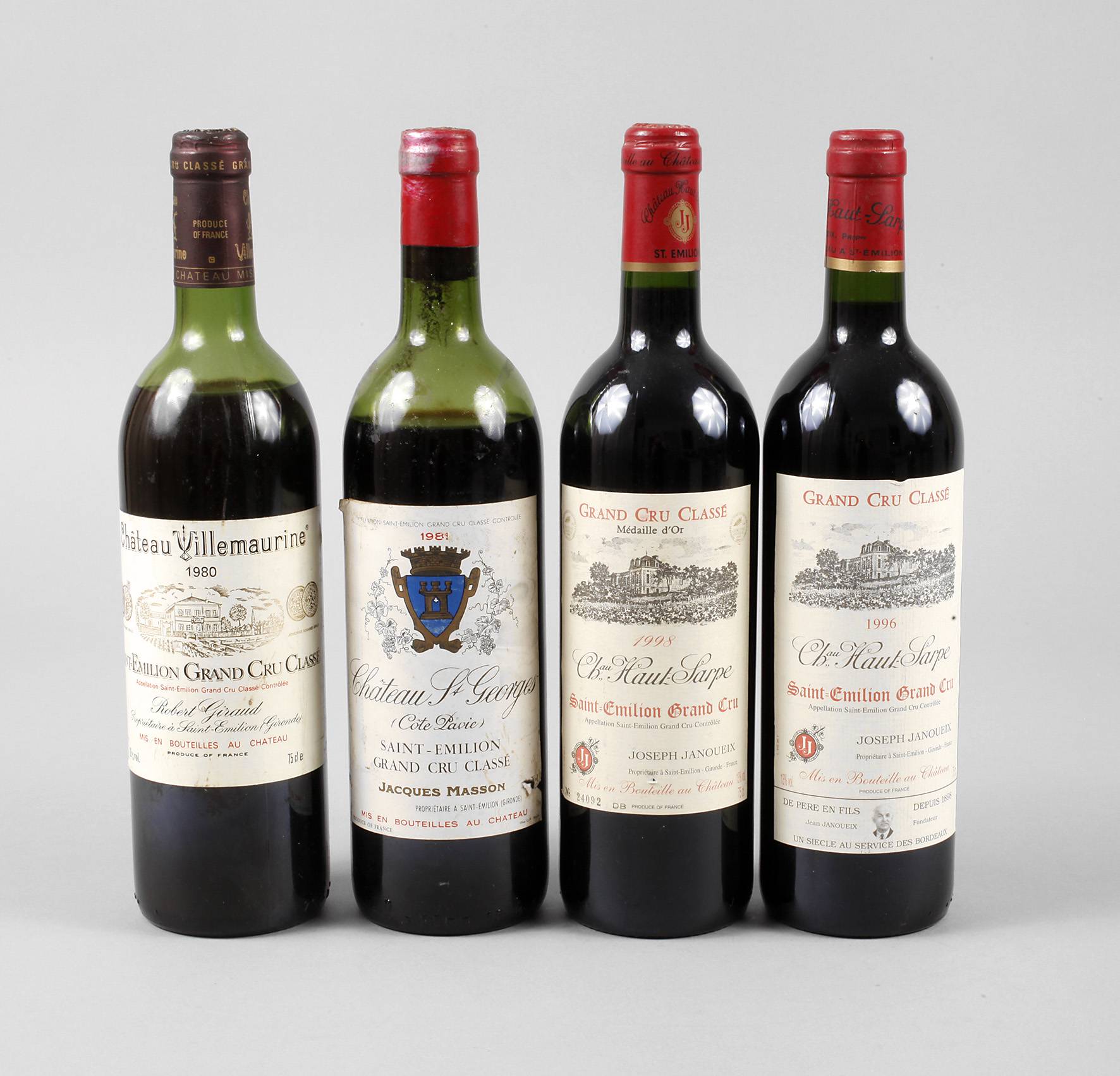 Vier Flaschen Rotwein