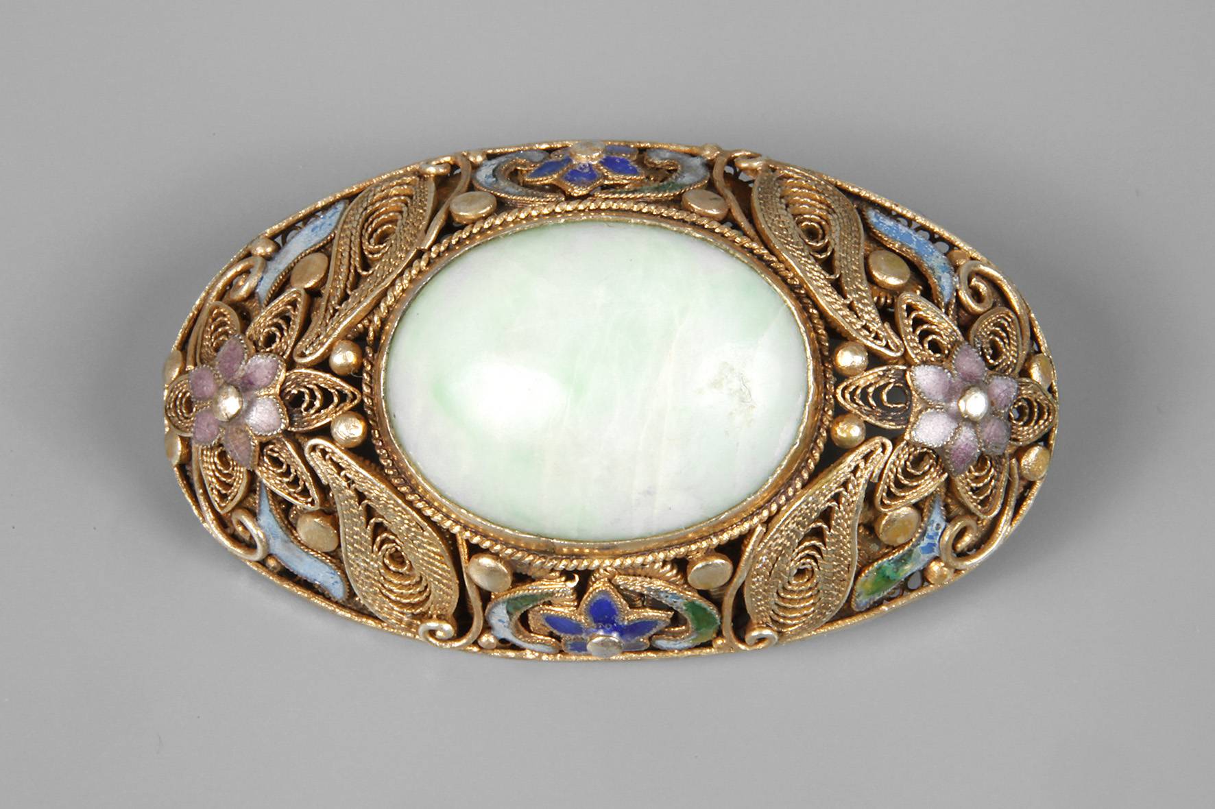 Brosche mit Jadecabochon