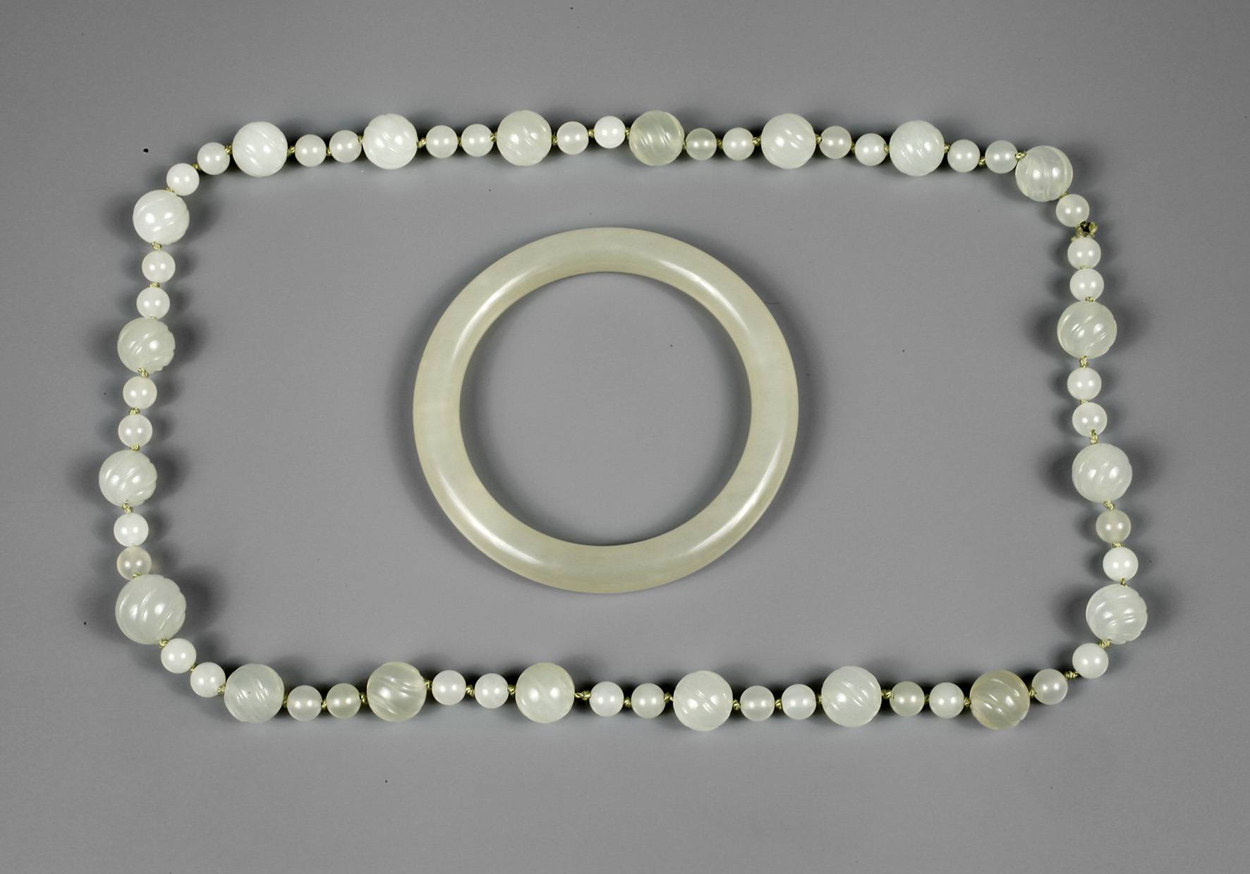 Zwei Teile Jadeschmuck