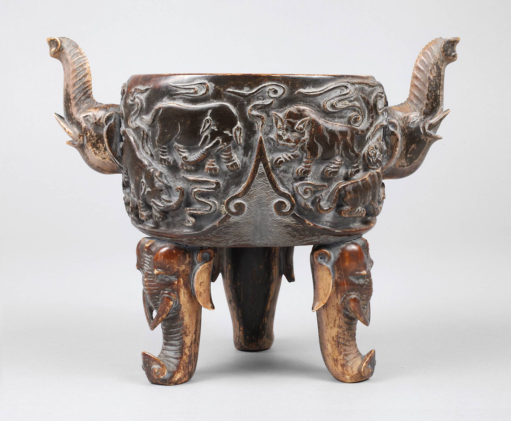 Prächtige Fußschale Elfenbein