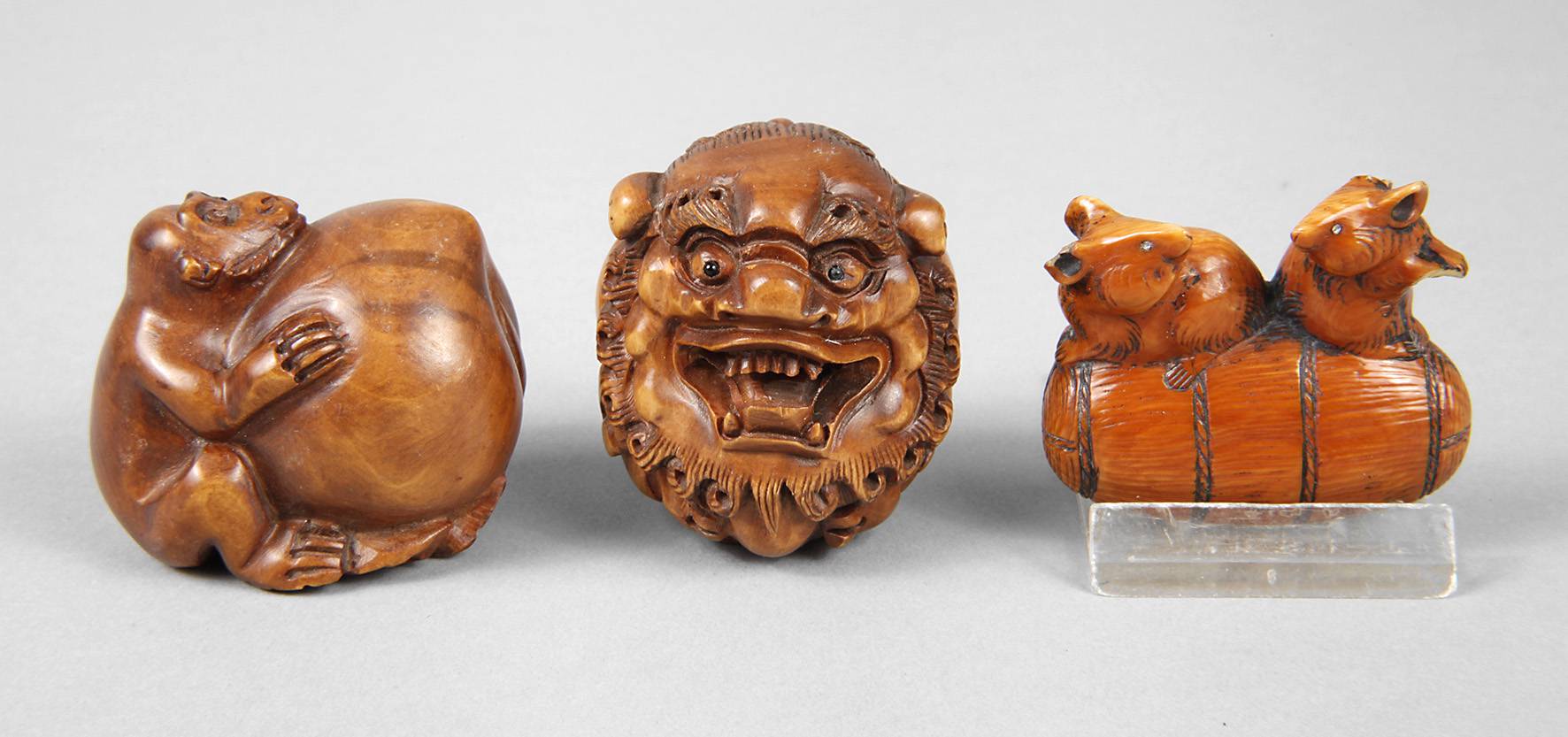 Netsuke und zwei Handschmeichler