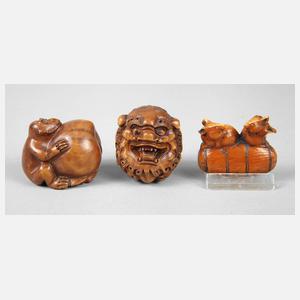 Netsuke und zwei Handschmeichler