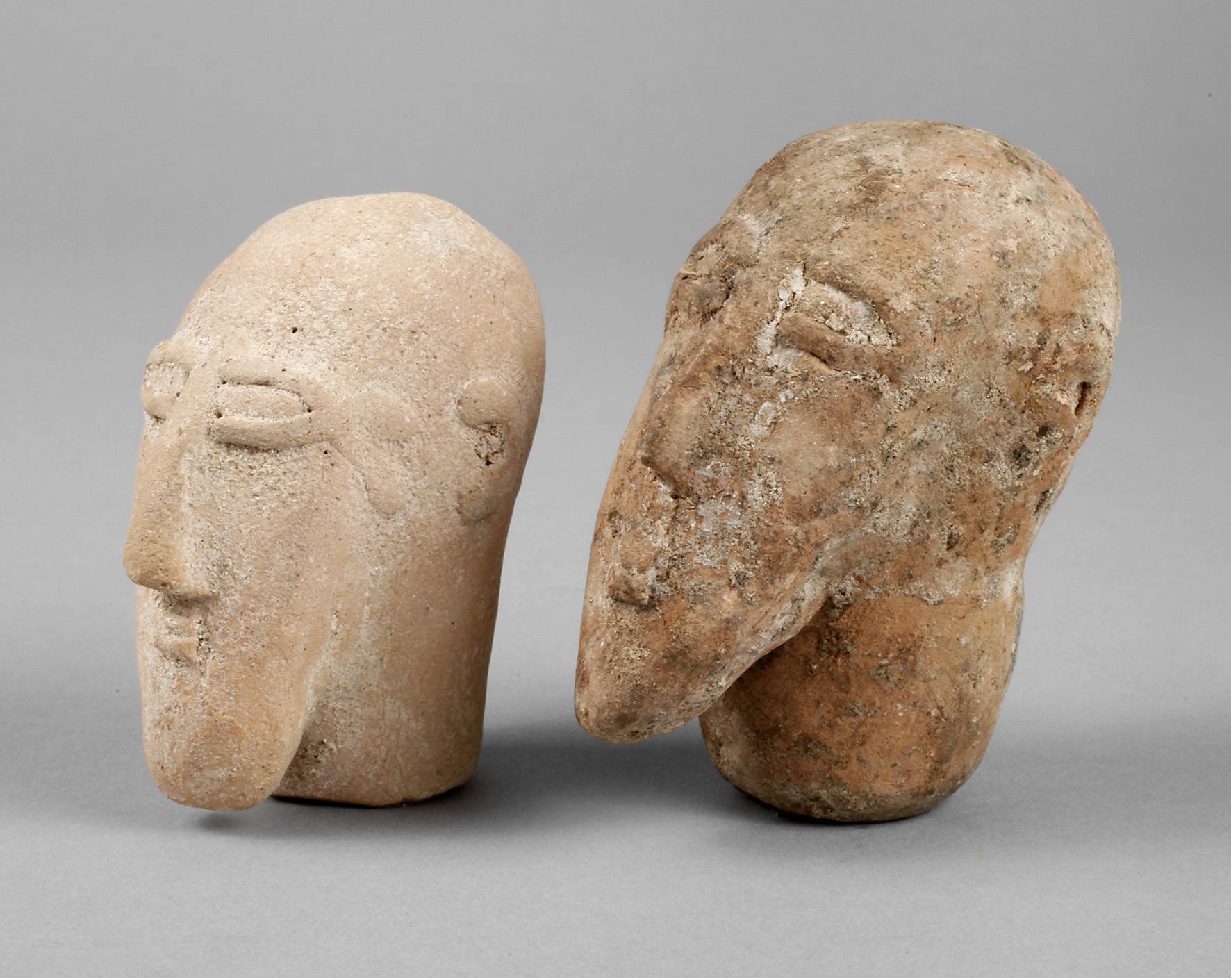 Zwei Terrakotta-Köpfe