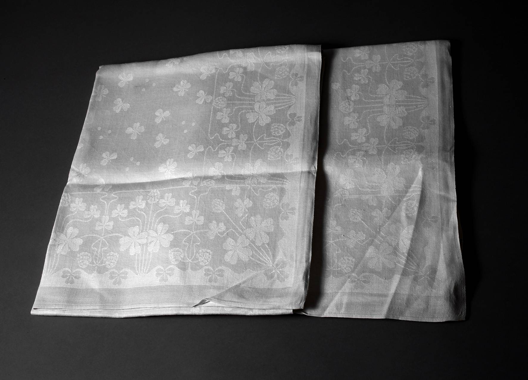 Paar Tafeltücher Jugendstil