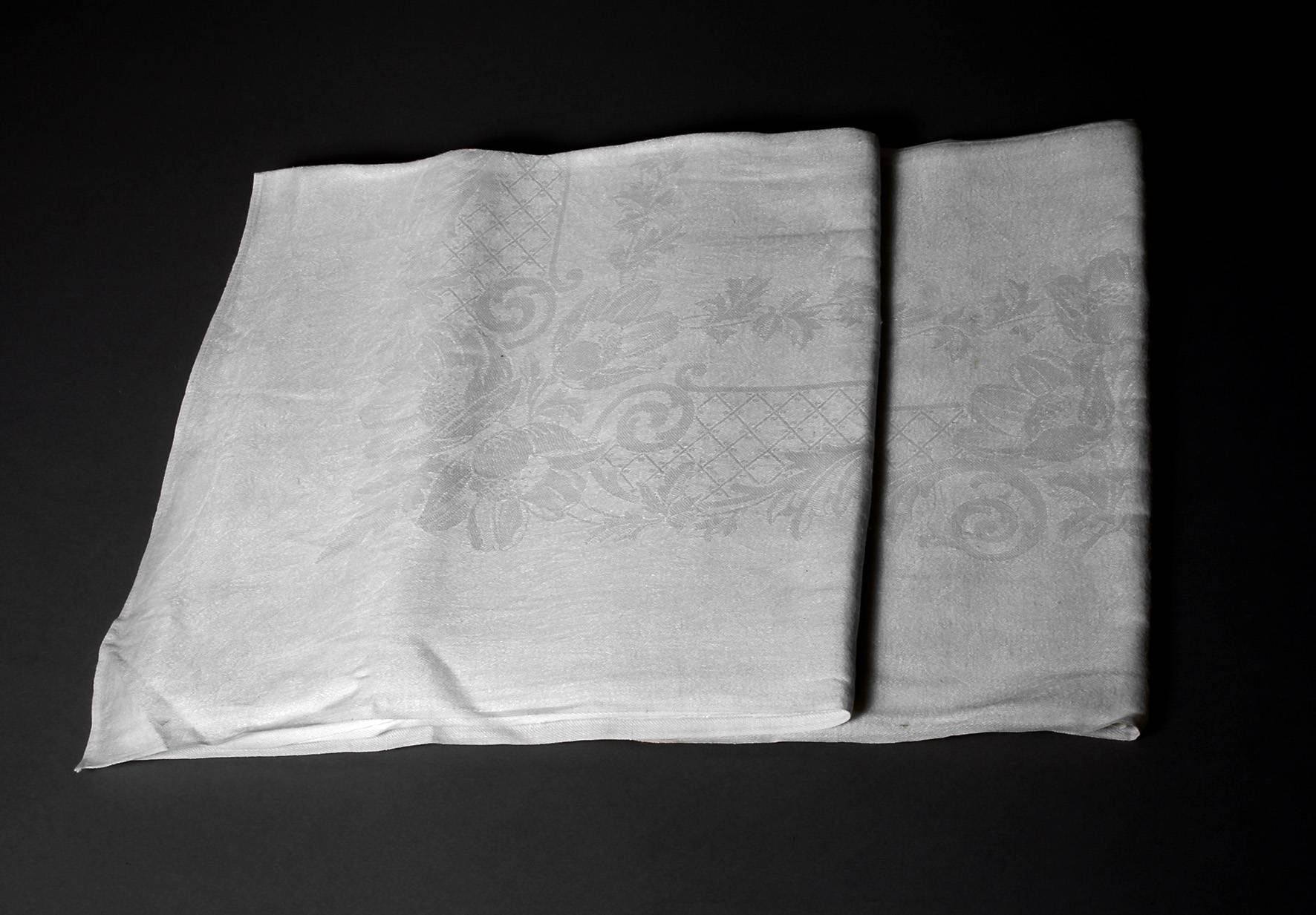 Paar Tischtücher Neorokokodekor