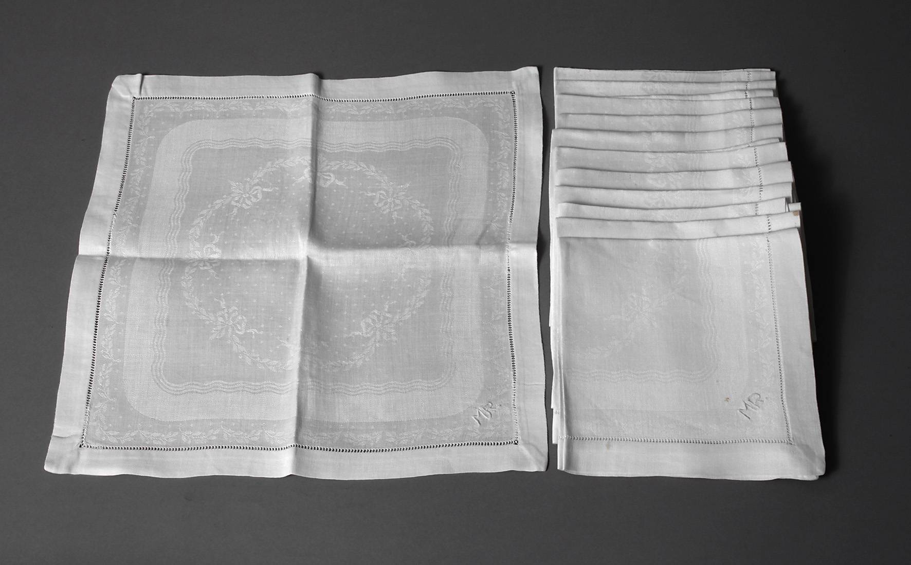 Zwölf Servietten Lorbeerdekor