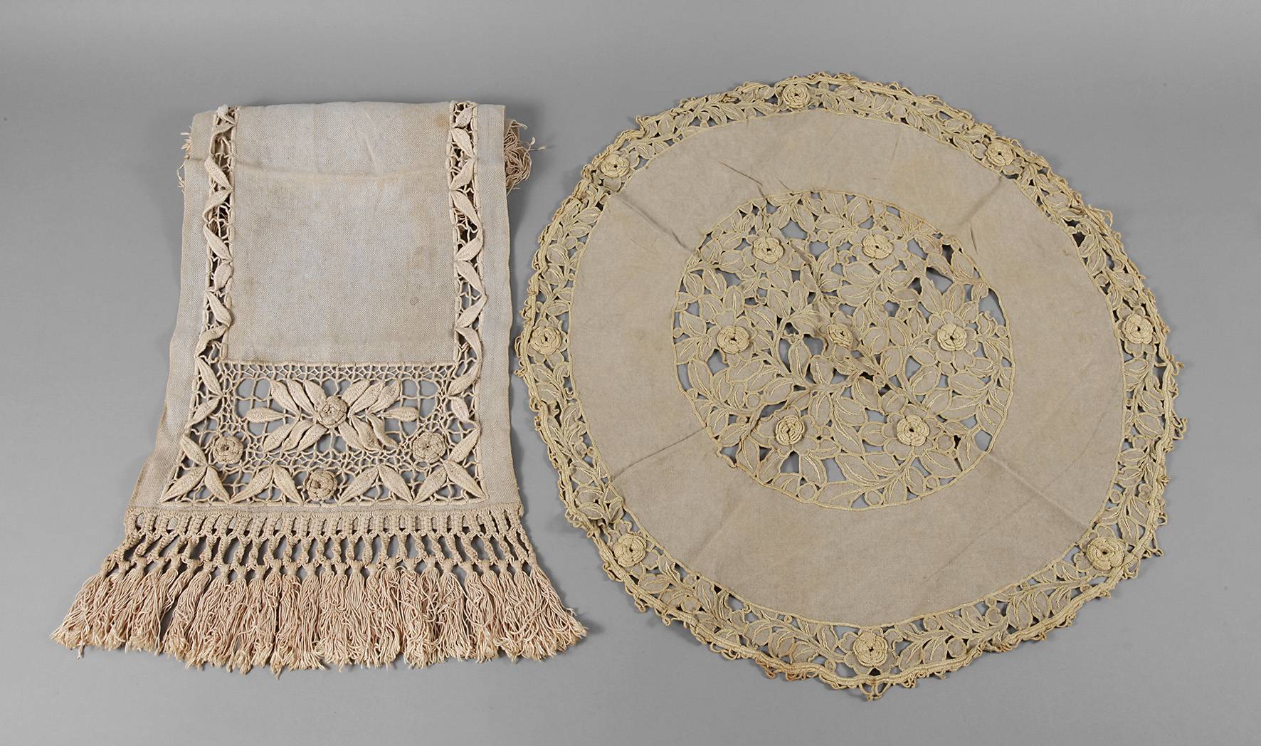 Zwei Tischdecken mit Häkelspitze