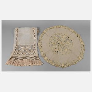 Zwei Tischdecken mit Häkelspitze